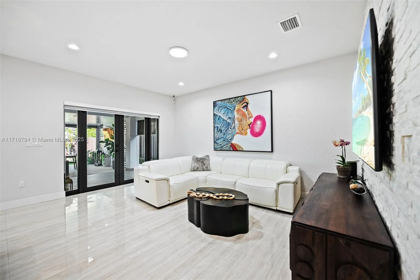 Miami, Florida 33175, United States, 5 Bedrooms Bedrooms, ,5 BathroomsBathrooms,Residential,Pending,18335