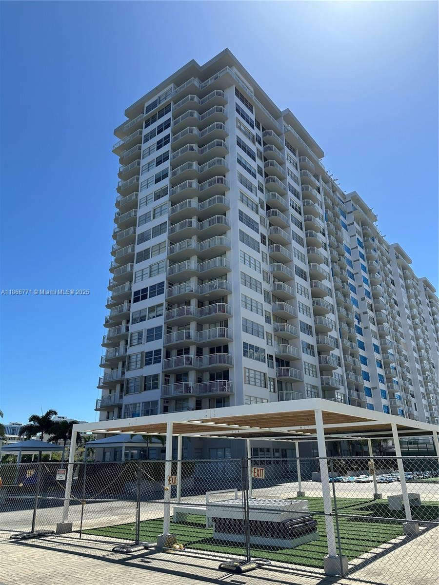 Welcome to your dream condo in the heart of Aventura! This beautifully
renovated residence offers a partial ocean view and a fully remodeled kitchen designed for
modern living. Enjoy resort-style amenities including two pools, BBQ area, state-of-the-art
gym, relaxing spa, coffee shop, beauty salon, and a private marina with direct ocean access.
Just steps away from shopping centers and top-rated schools, this condo combines comfort,
convenience, and luxury in one perfect location.