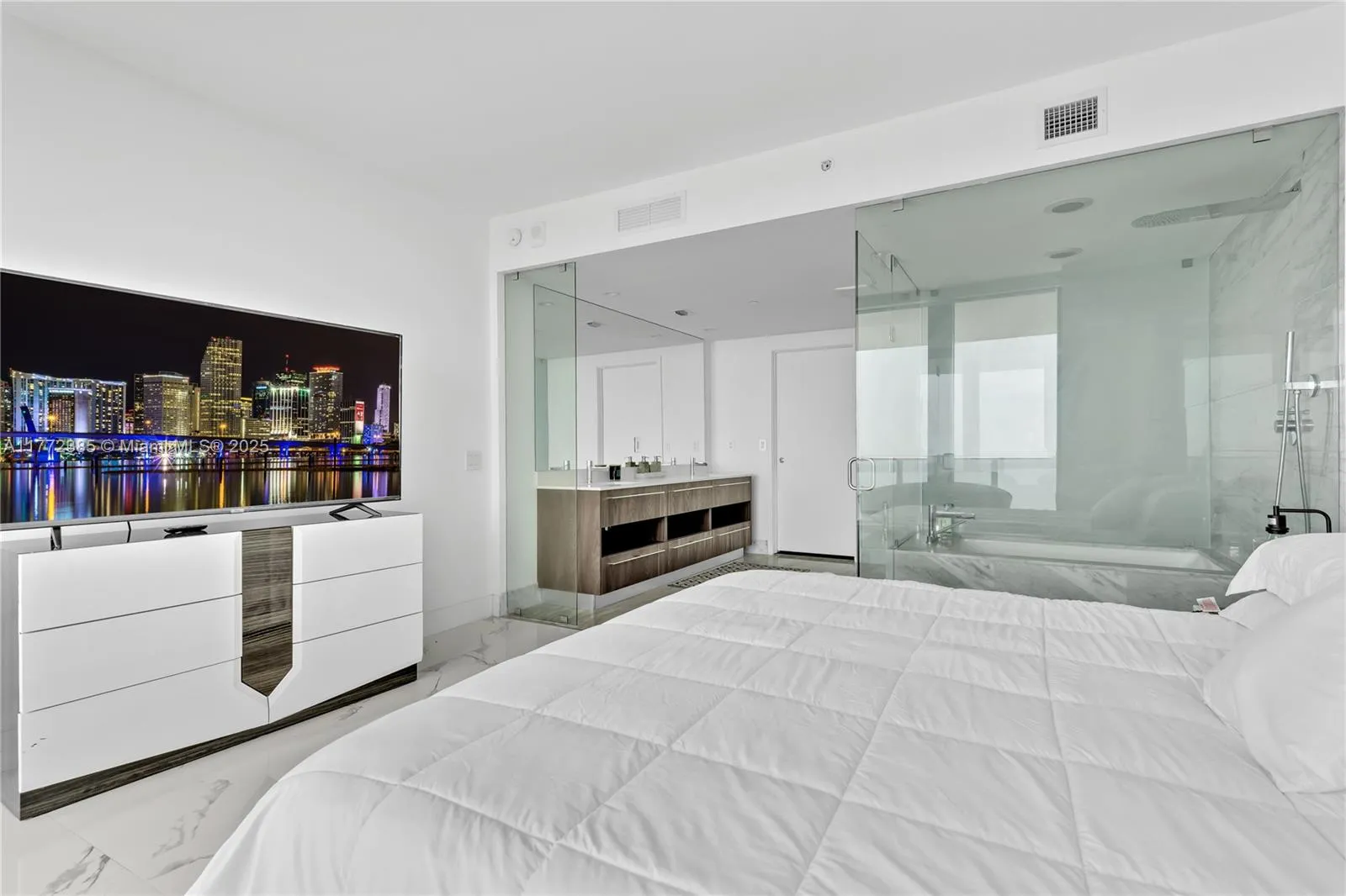 Miami, Florida 33137, United States, 1 Bedroom Bedrooms, ,2 BathroomsBathrooms,Residential,Active,98005
