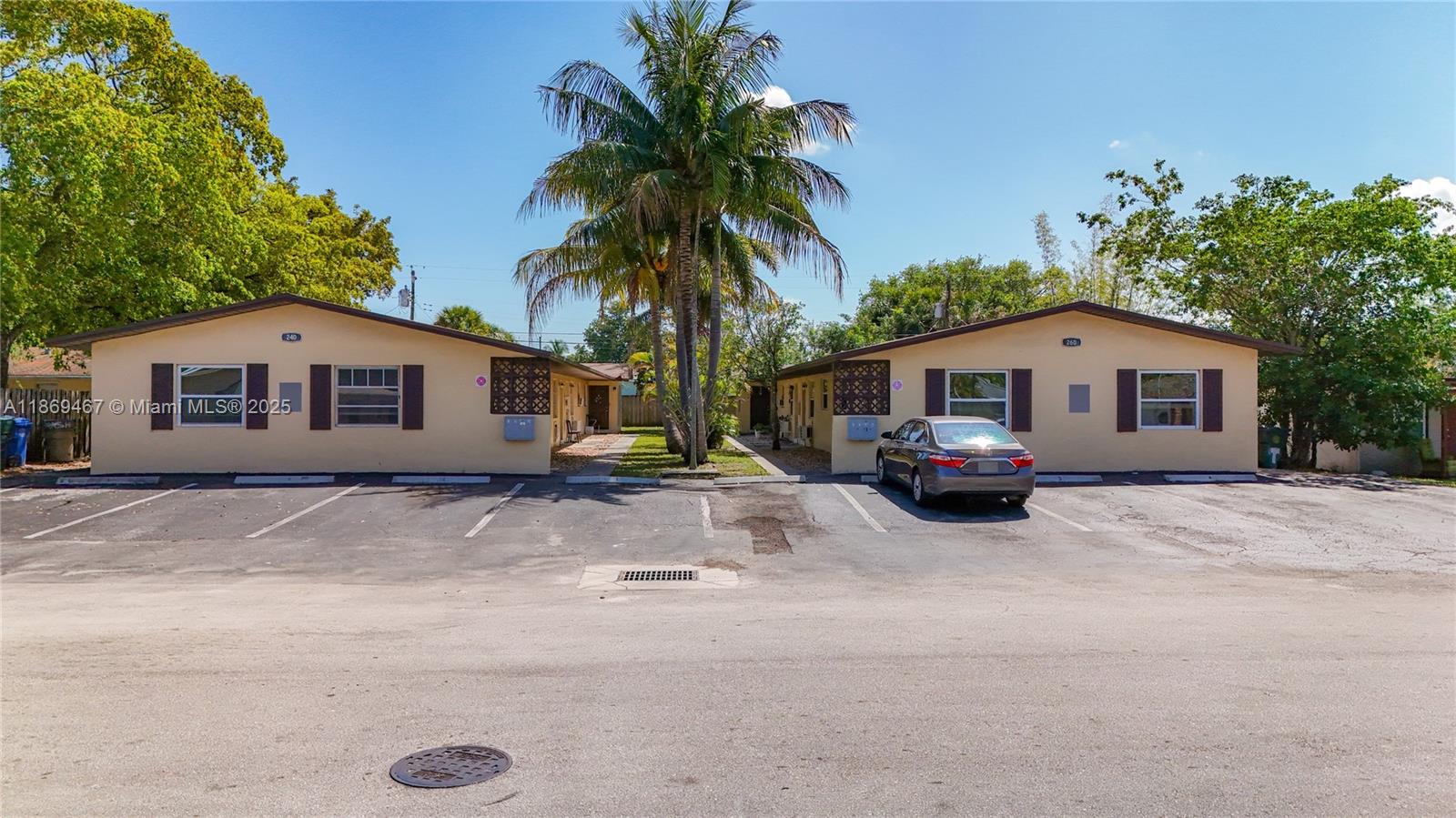 2/1 Ready immediately, Fast Approval Come see this completely renovated apartment. Very close access to
transportation, Stores and restaurants, and i-95. The property received a complete makeover and priced right for a
quick rental. Washer & Dryer on site and centrally located off Andrews Avenue between Oakland Park Blvd. and
Commercial Blvd. Apply online and get approved quickly