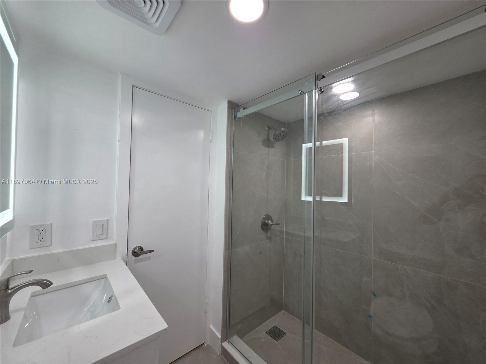 HIGHLANDS AT KENDALL LKS - Residential Lease