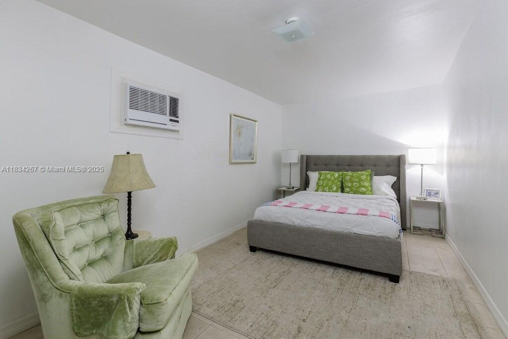 HOLLYWOOD LAKES SECTION - Residential Lease