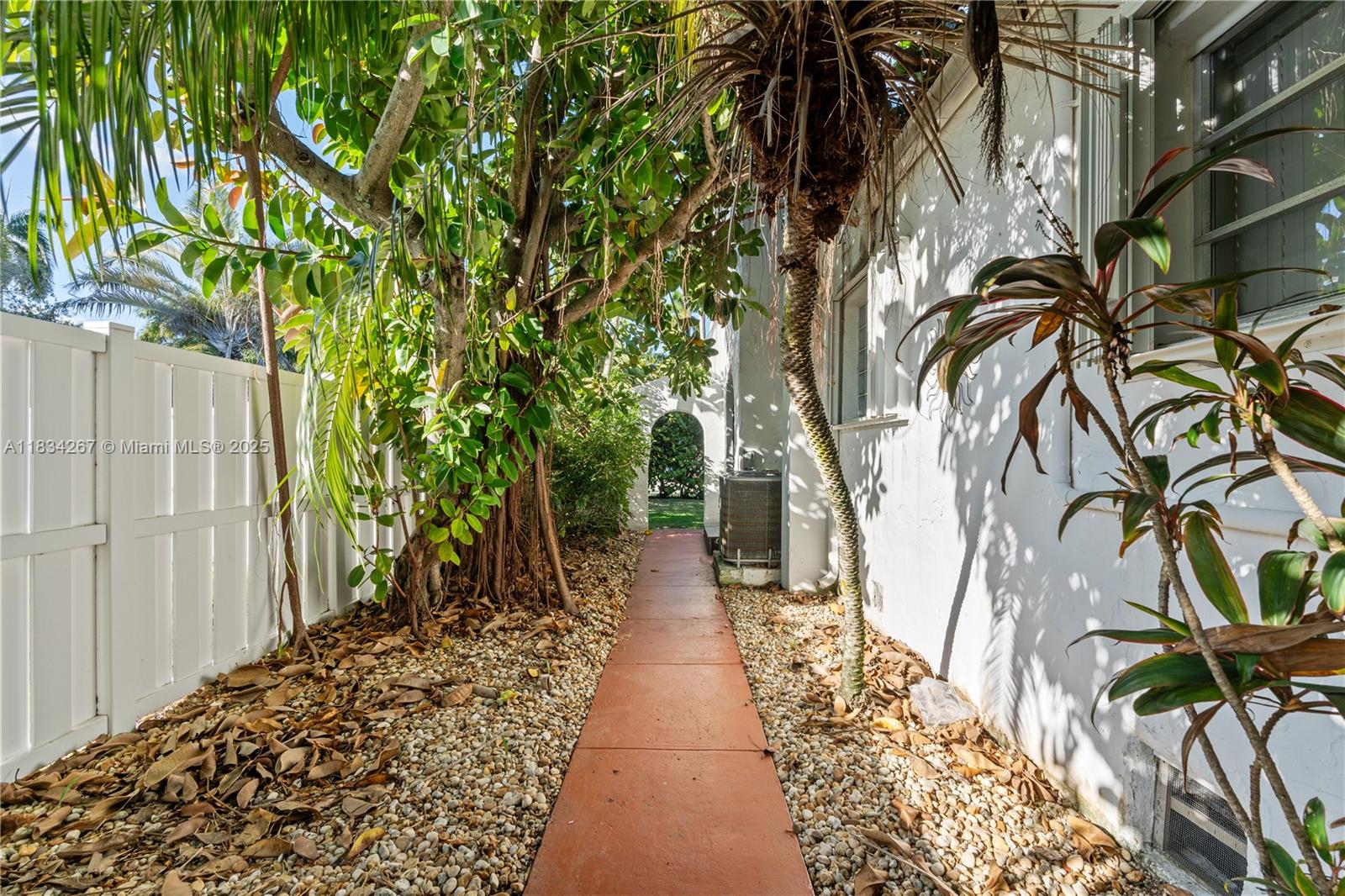 HOLLYWOOD LAKES SECTION - Residential Lease