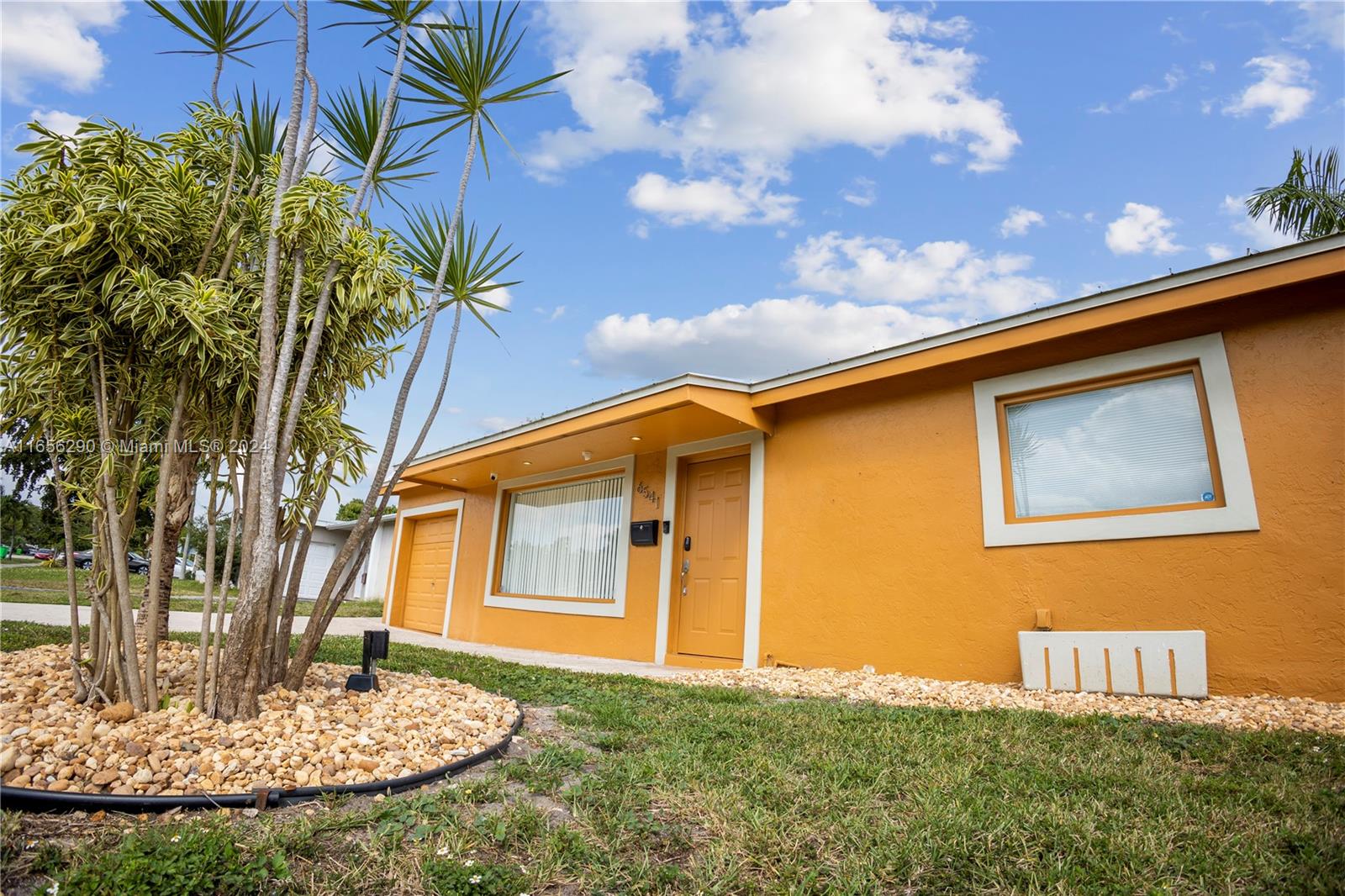 Property for Sale at 6541 Nw 24th St, Sunrise, Miami-Dade County, Florida - Bedrooms: 2 
Bathrooms: 1  - $500,000
