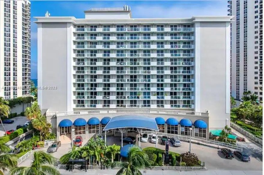 Beautiful Studio with nice view. Studio Class A fully furnished. Maintenance includes cable, Wi fi, AC, Electricity, Water, Valet and Pool Service. Resort Amenities, Pool, gym, Tiki bar, Coffee Shop, Spa. 
Excellent opportunity for investors. Short or long term rent available. Unit is not in Hotel program.