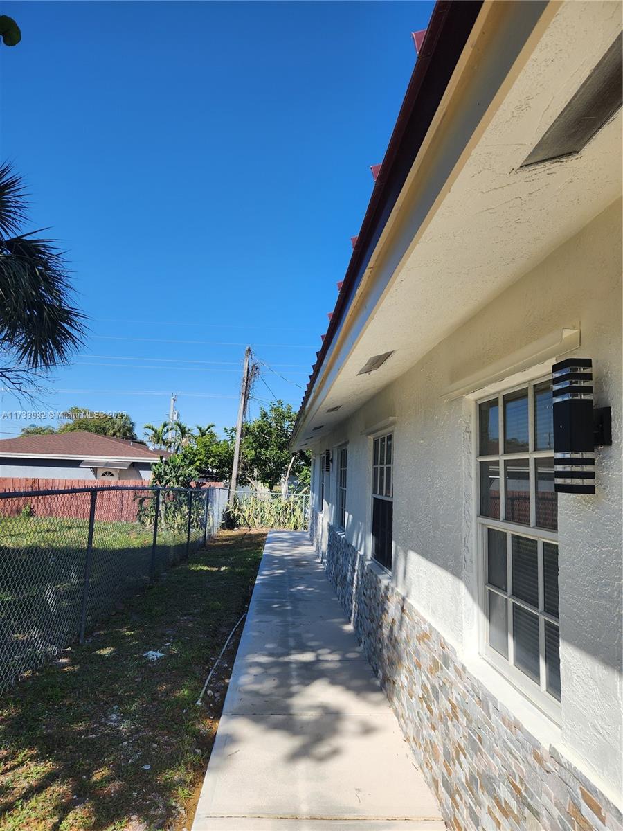 Rental Property at 611 Nw 2nd Ter 1, Pompano Beach, Broward County, Florida - Bedrooms: 2 
Bathrooms: 1  - $1,900 MO.