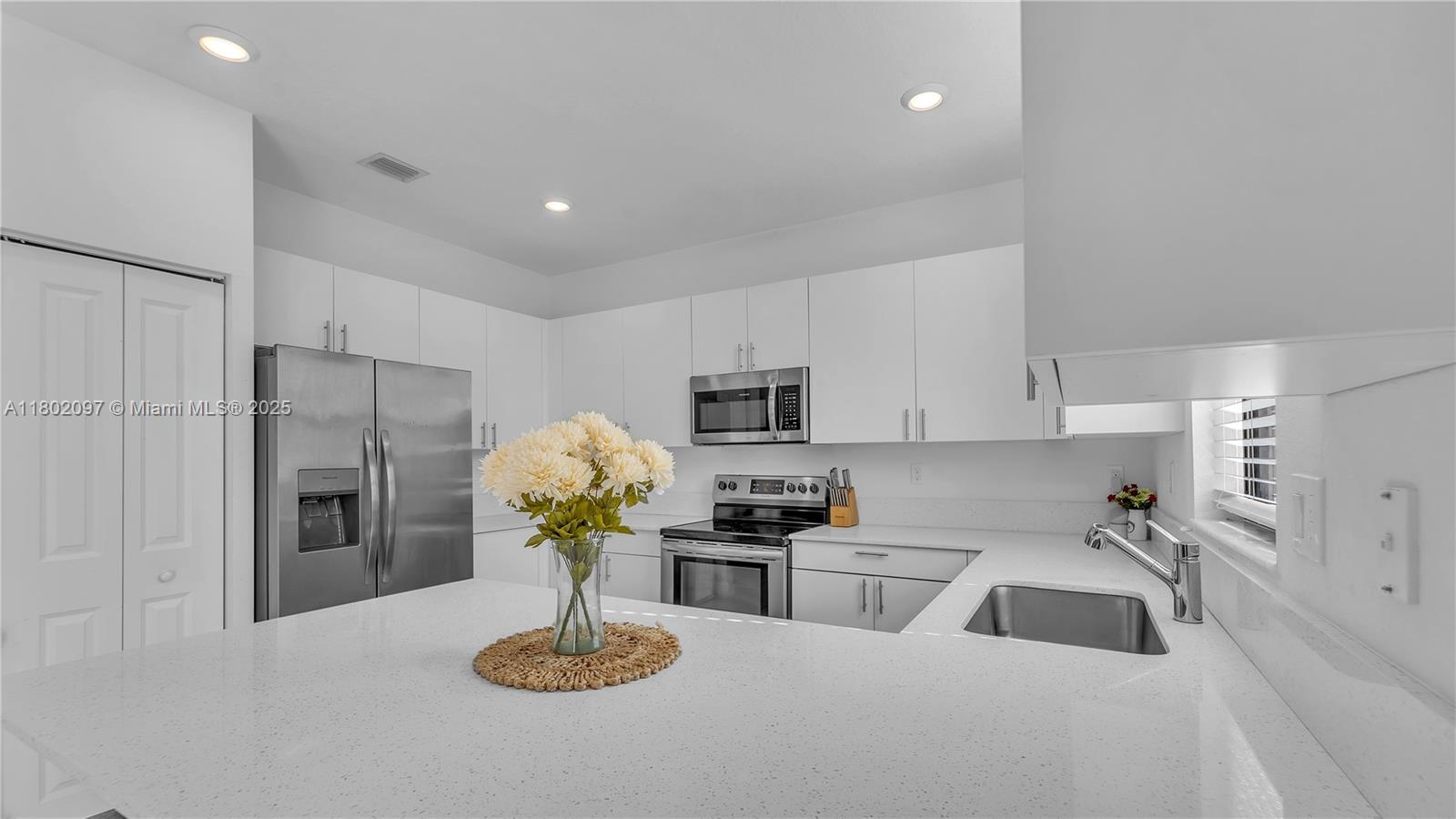 VISTA LAGO - Residential