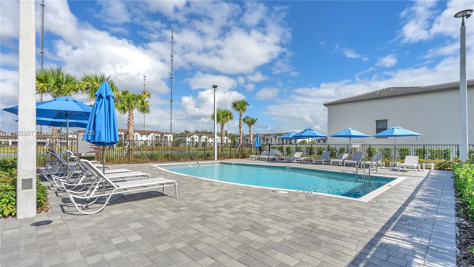 VISTA LAGO - Residential