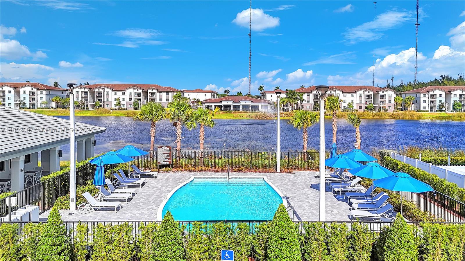 VISTA LAGO - Residential