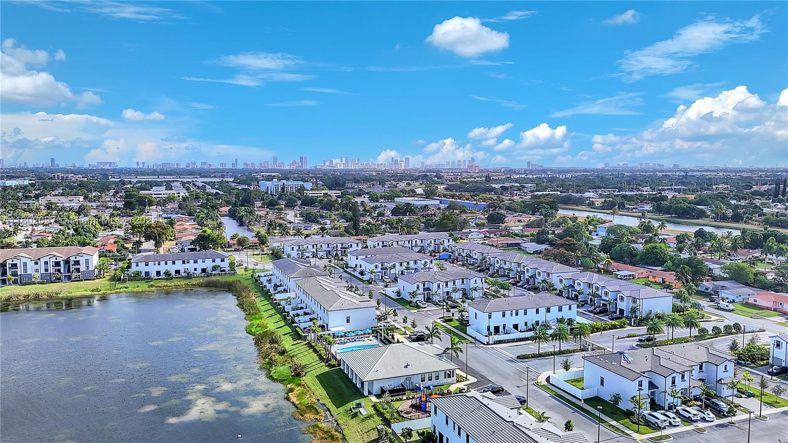 VISTA LAGO - Residential