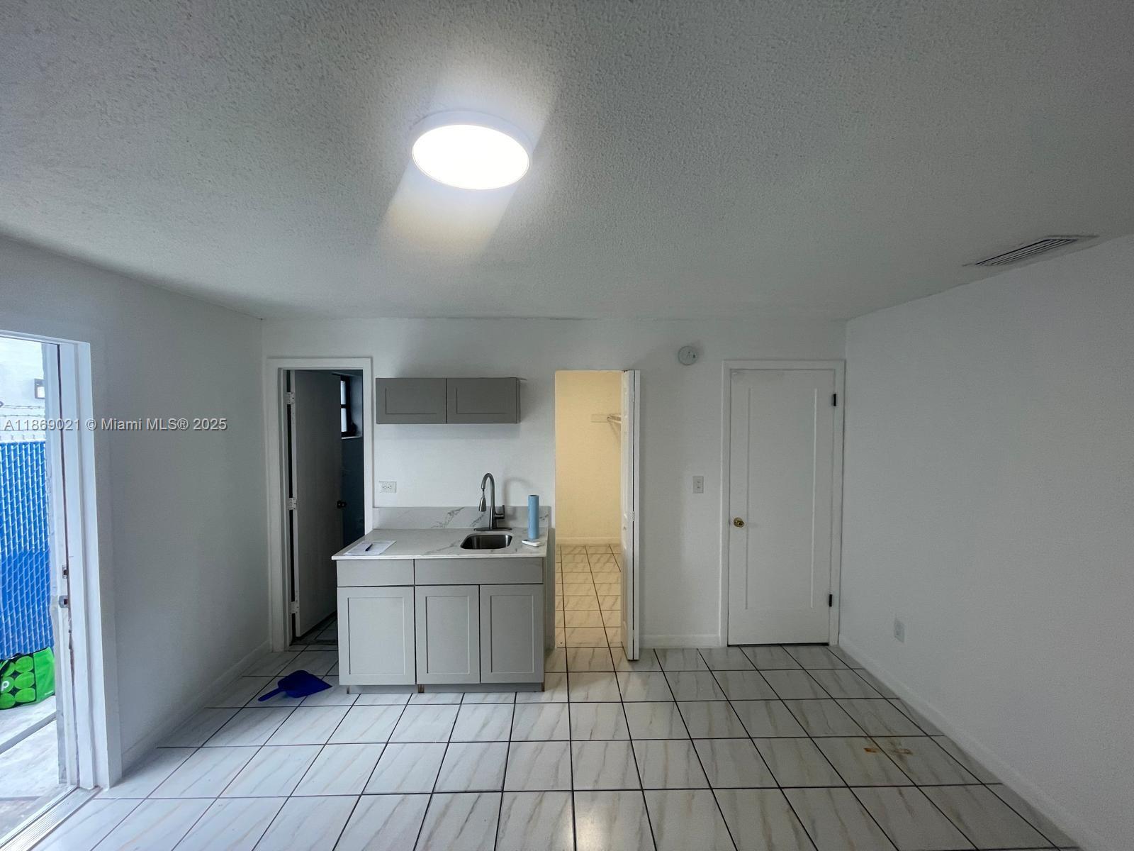 Spacious and comfortable studio with a great location. Just minutes from Downtown Miami, Little Havana, Brickell, and much more. Unit is recently renovated and ready for move in.