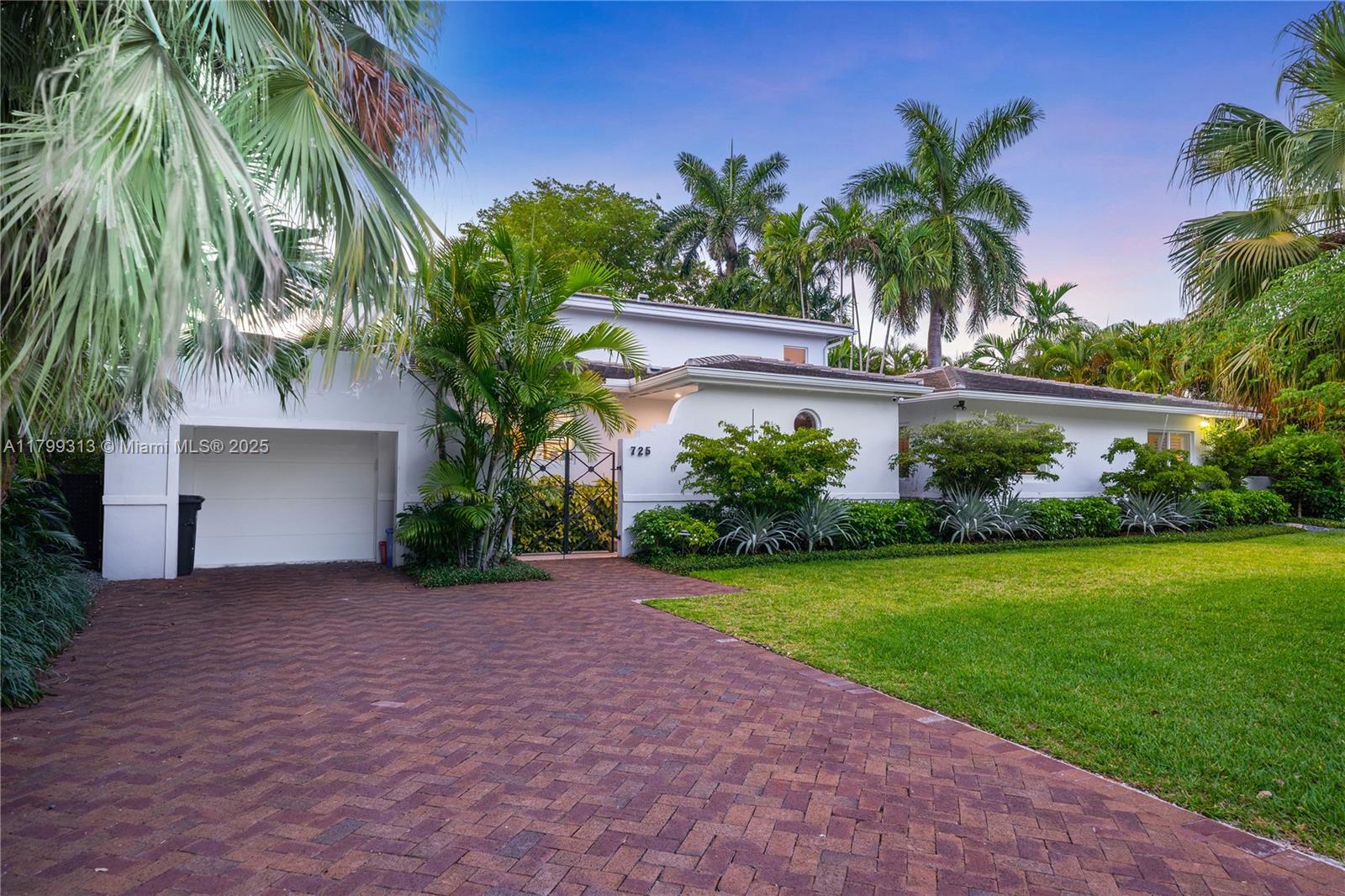 725 Vilabella Ave
