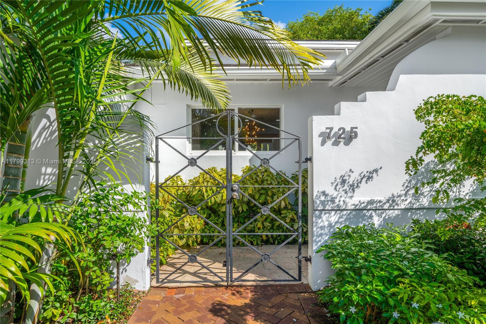 725 Vilabella Ave