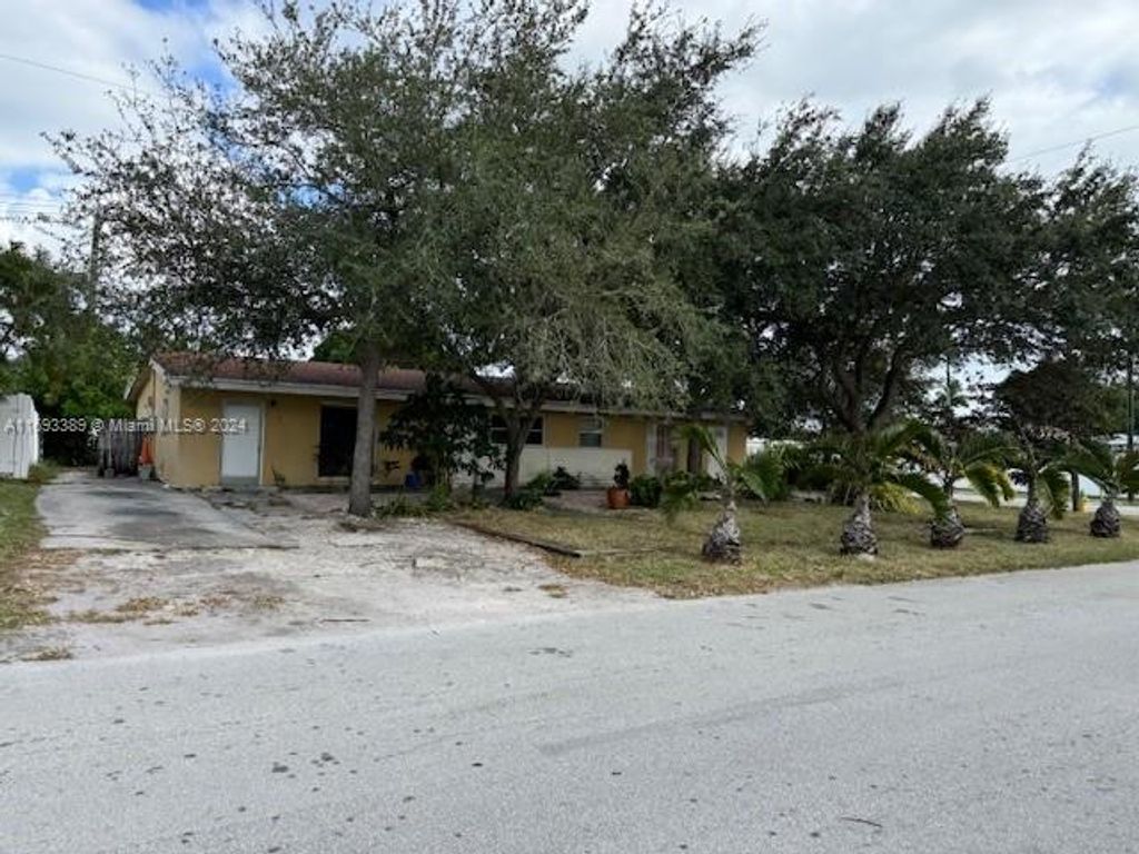 Photo of 1432-1434 SE 2nd Ave, Deerfield Beach, FL 33441 (MLS # A11693389)