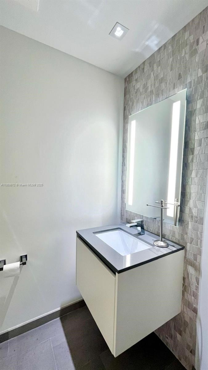 REACH CONDO - Residential