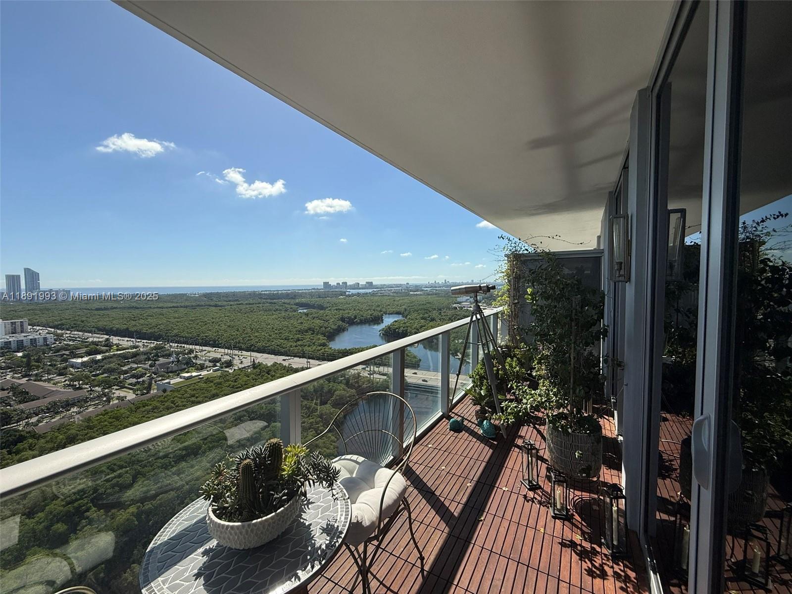 THE HARBOUR SOUTH CONDO - Residential