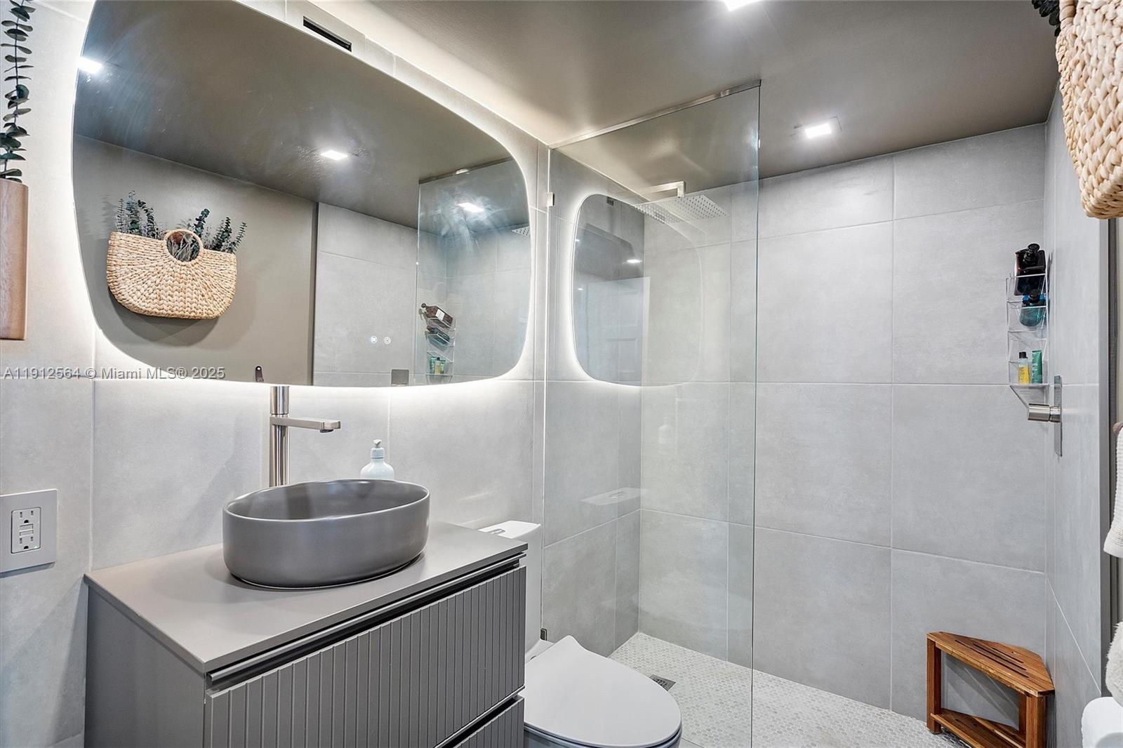 BAYVIEW TOWERS CONDO N - Residential