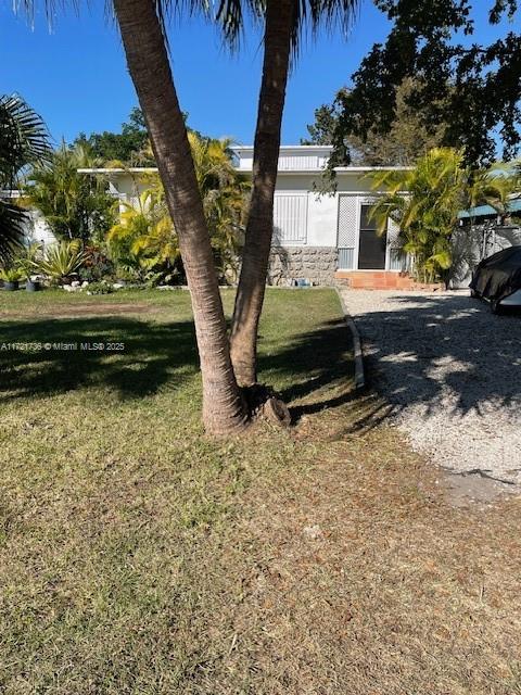 This is a great duplex property 2/1 and a 1/1 with living room, dinning room kitchen and each with its own private patio.very large lot. Call listing agent for more details.