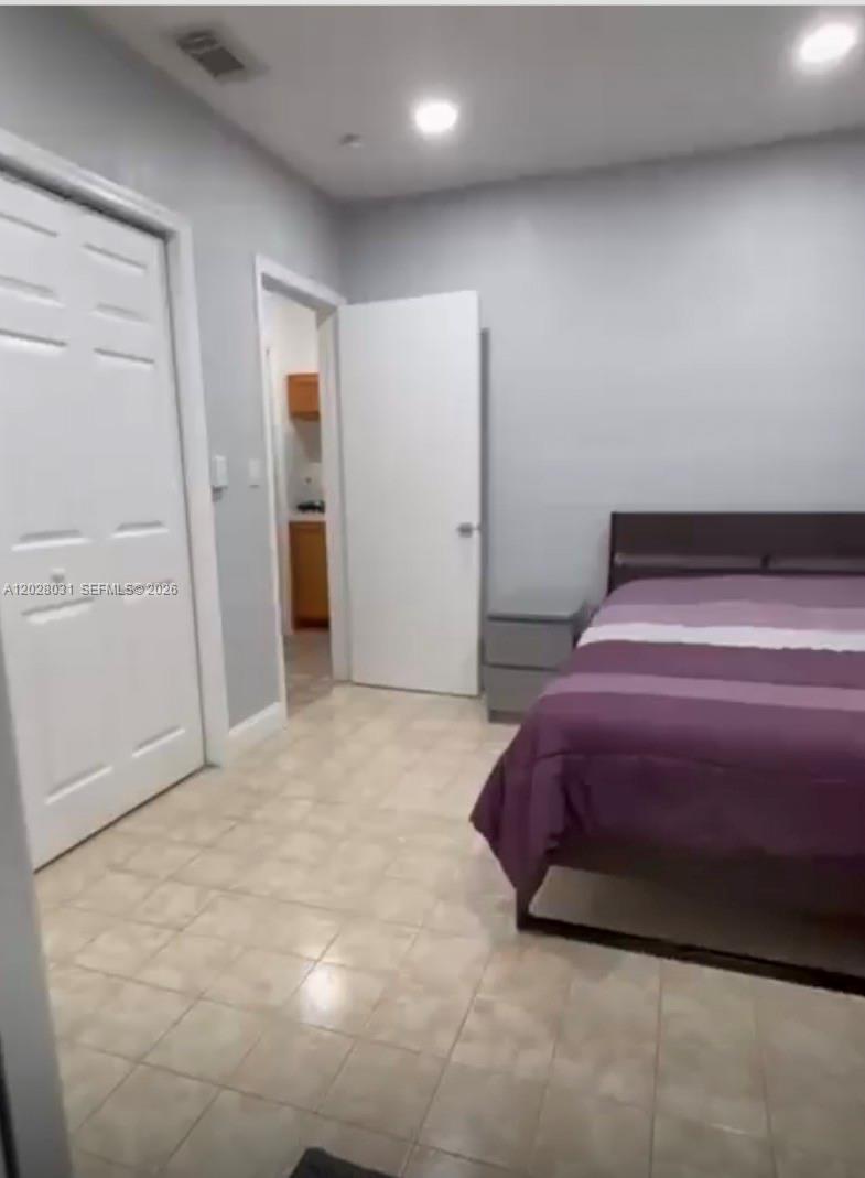 570 W 46th Pl B