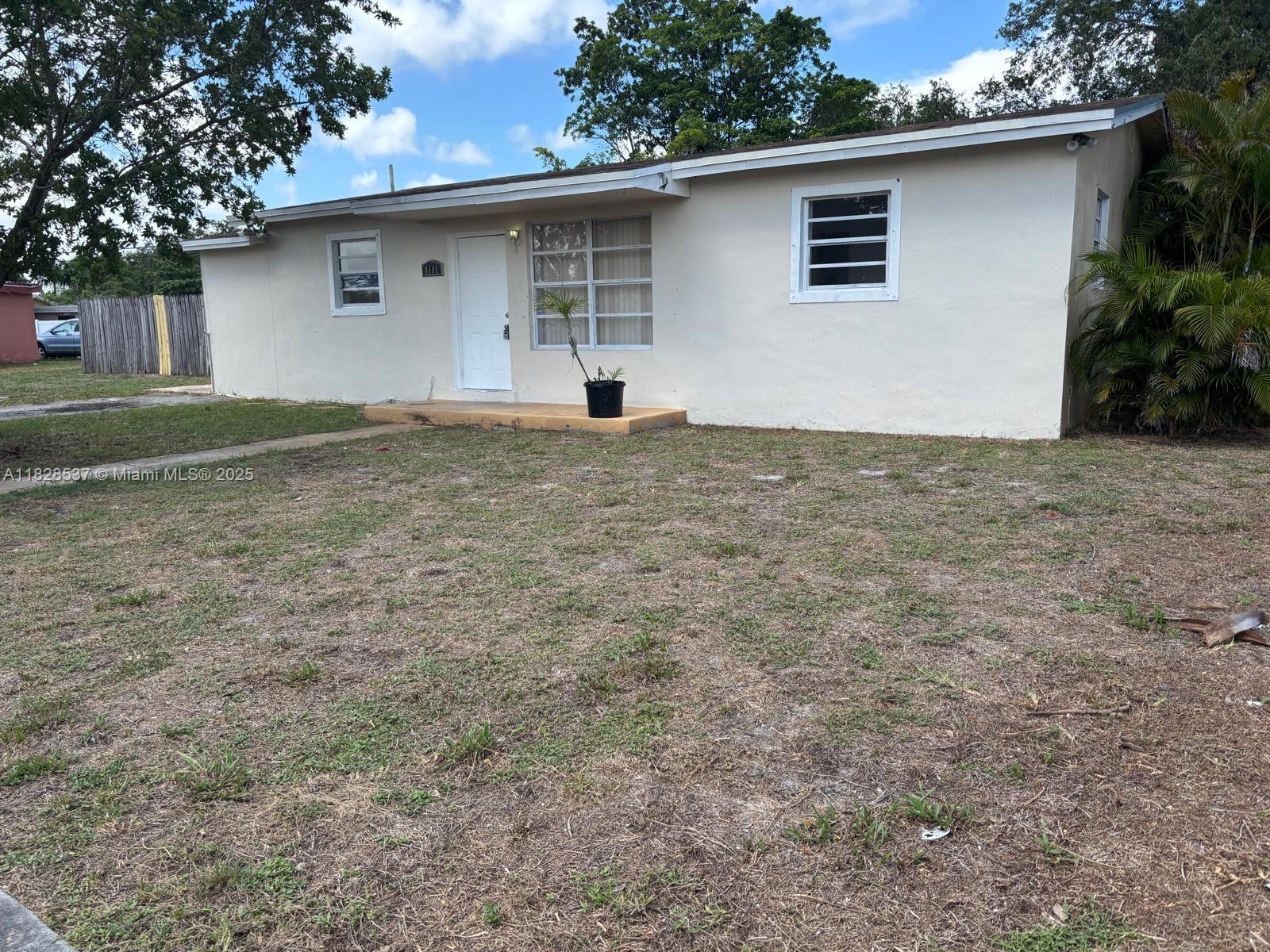 Very nice well-kept house 3 bedrooms 2 baths, in a huge lot, great master bedroom with walk in closet. Tile floor. Granite countertops. Freshly painted.