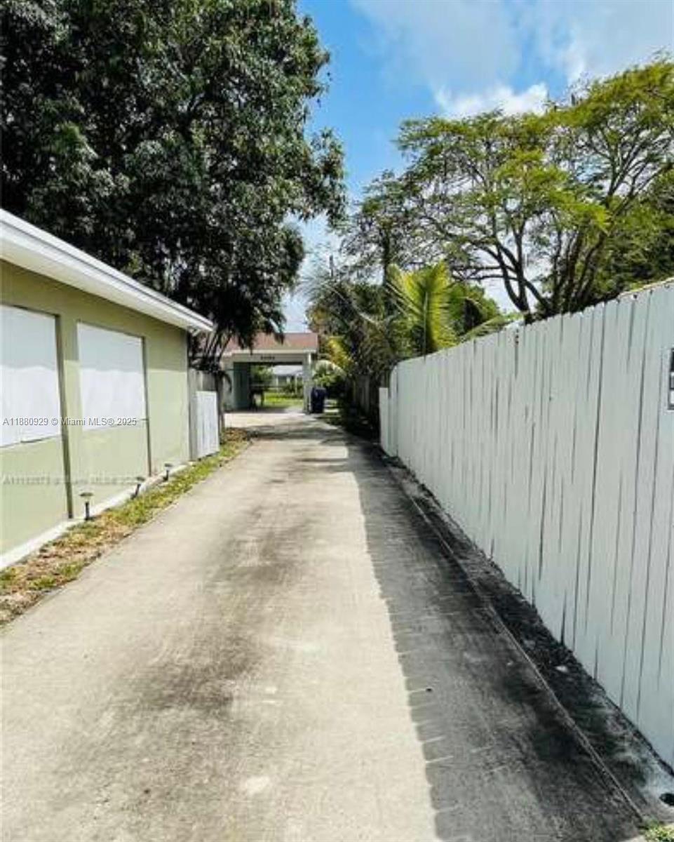 HOLLYWOOD LITTLE RANCHES - Residential Lease