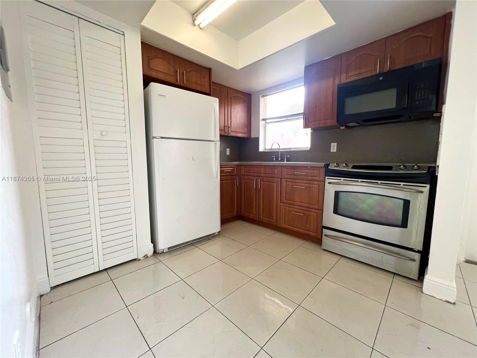 COURTS AT OAKLAND PARK - Residential Lease