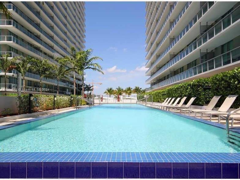 AWESOME UNIT IN THE HEART OF BRICKELL. AMAZING LOCATION! TWO SWIMMMING POOLS, GYM, BBQ AREA, POOL TABLE, CHILDREN PLAY RM, SAUNA AND MORE... CLOSE TO ALL TRANSPORTATION, SHOPS, RESTAURANTS, FINANCIAL DISTRIC. BRICKELL CITY CENTRE AND MARY BRICKELL VILLAGE.