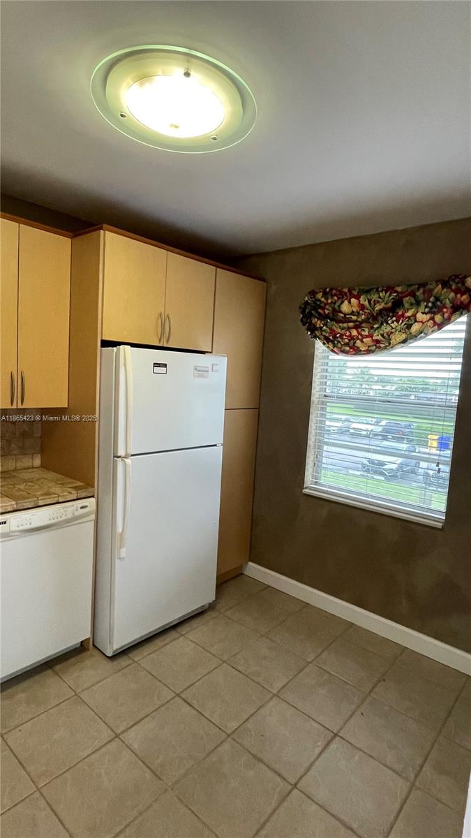 GOLDEN LAKES VILLAGE COND - Residential Lease