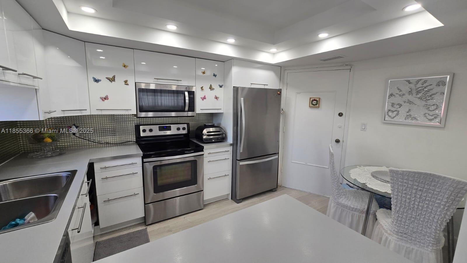Enjoy modern living in this beautifully renovated apartment with spacious bedrooms, sleek finishes, and a bright, contemporary design. Conveniently located just minutes from major highways, top-rated schools, shopping, and dining options. Community amenities include a swimming pool, a gym, a clubhouse, and on-site laundry—everything you need for comfortable living. Schedule your tour today!