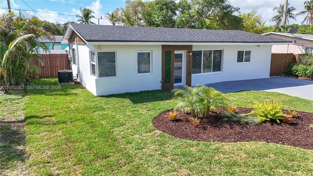 Photo of 1524 NE 31st Ct, Pompano Beach, FL 33064 (MLS # A11982083)