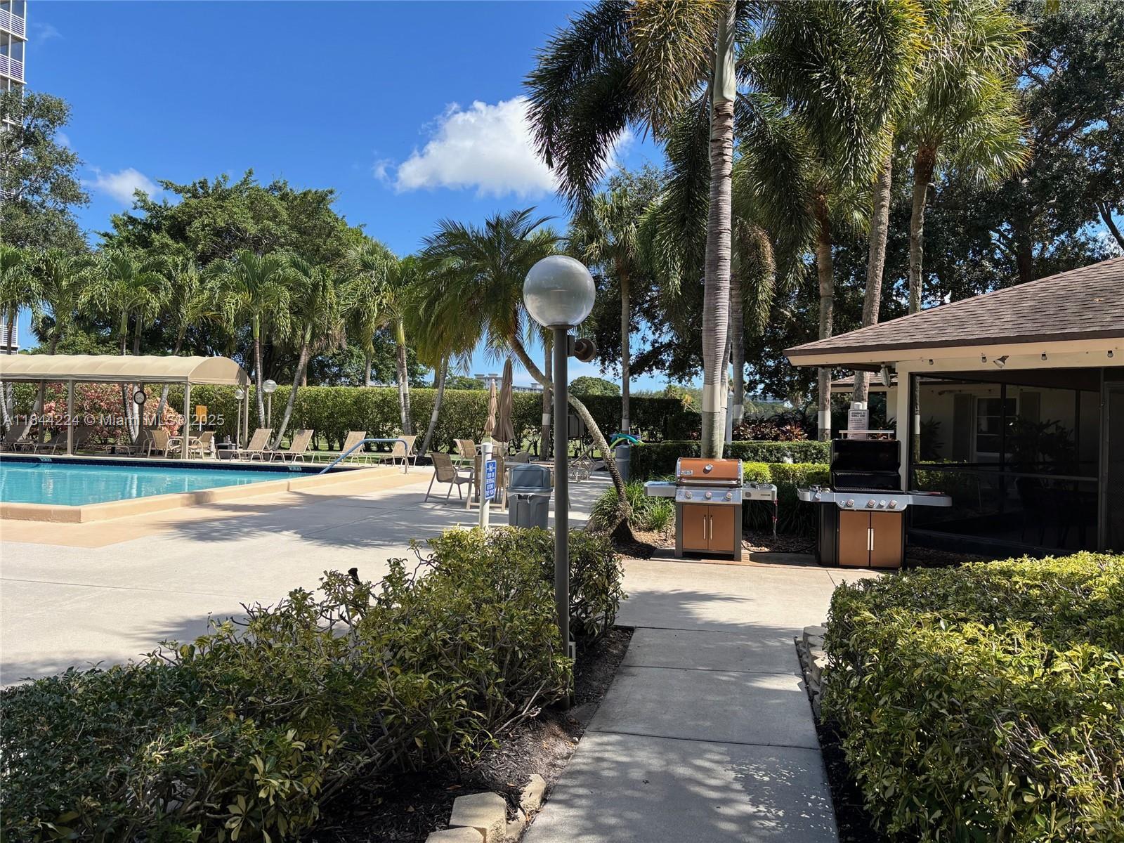 NO 114 PALM-AIRE COUNTRY - Residential