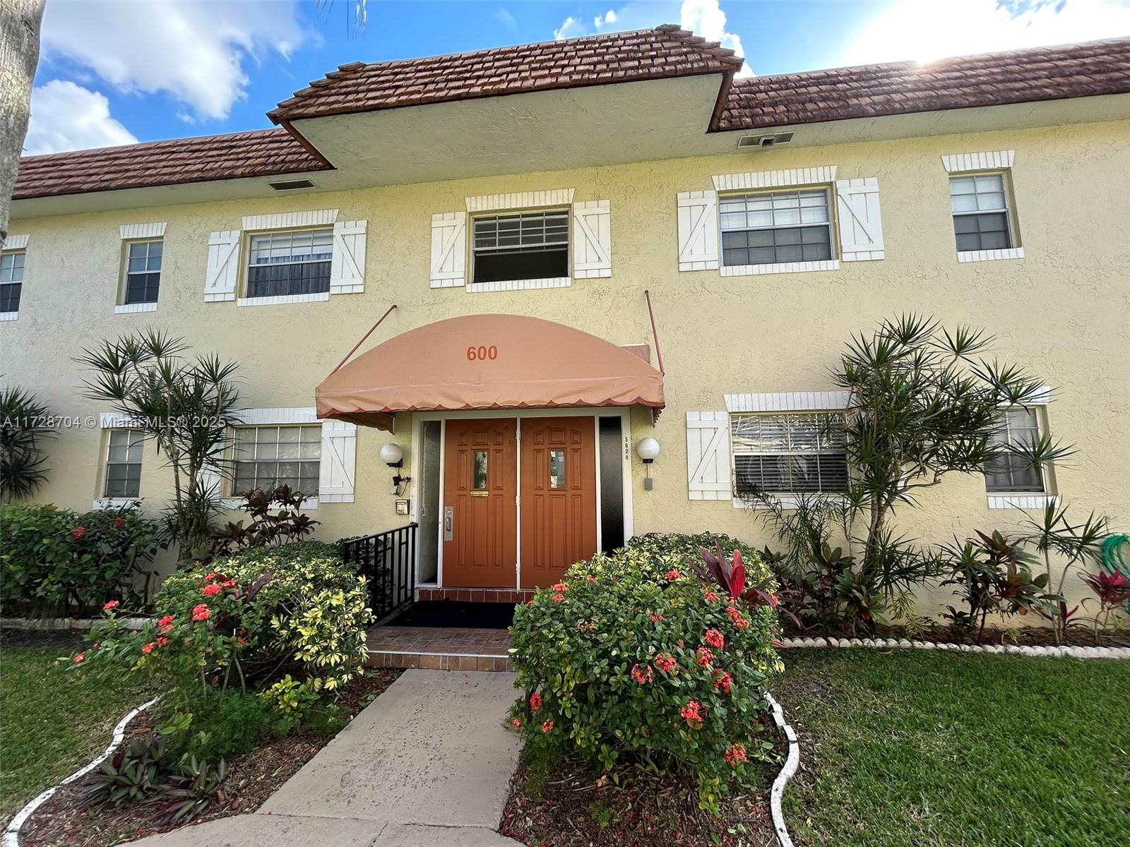 View photos, virtual tours, details... 5620 SW 3rd Pl 204
