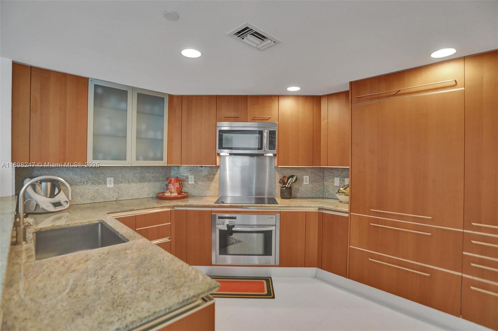 GROVENOR HOUSE CONDO - Residential