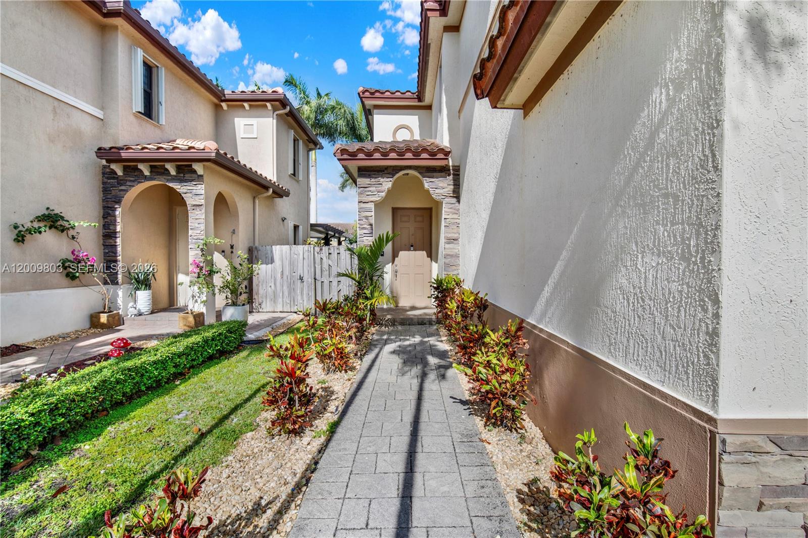 BAYWINDS OF FLORES - Residential
