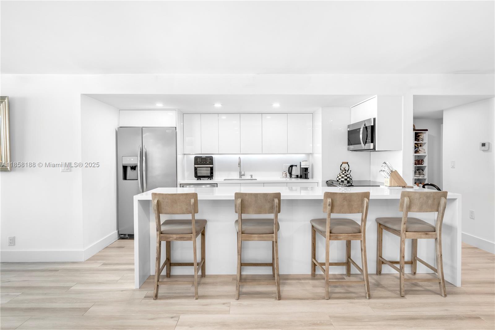 2401 Collins Ave 1510/1511