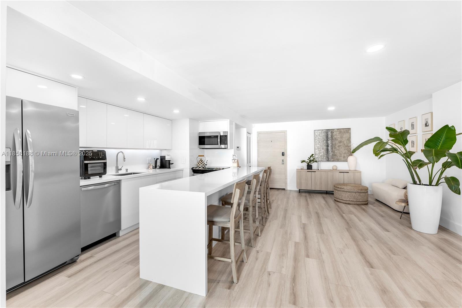 2401 Collins Ave 1510/1511