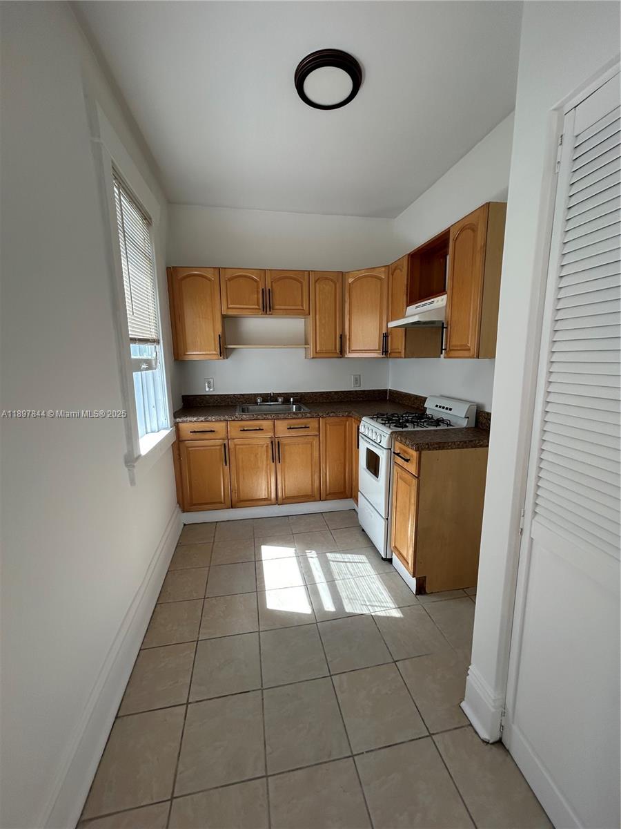 Beautiful and bright 1 bedroom apartment, Excellent location just minutes from Midtown, Wynwood, and Desing District. This cozy unit features an open layout, abundant natural light, and proximity to restaurants, parks, and schools. Ideal for those seeking comfort and convenience in one of Miami's most desirable areas. A great opportunity!