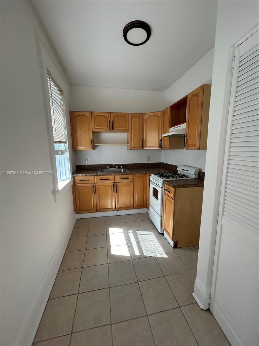 Beautiful and bright 1 bedroom apartment, Excellent location just minutes from Midtown, Wynwood, and Desing District. This cozy unit features an open layout, abundant natural light, and proximity to restaurants, parks, and schools. Ideal for those seeking comfort and convenience in one of Miami's most desirable areas. A great opportunity!