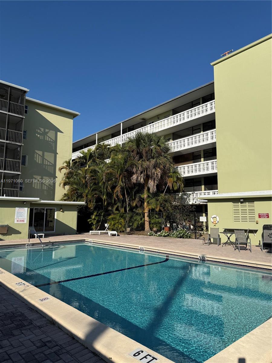 SANTA MONICA CONDOMINIUM - Residential