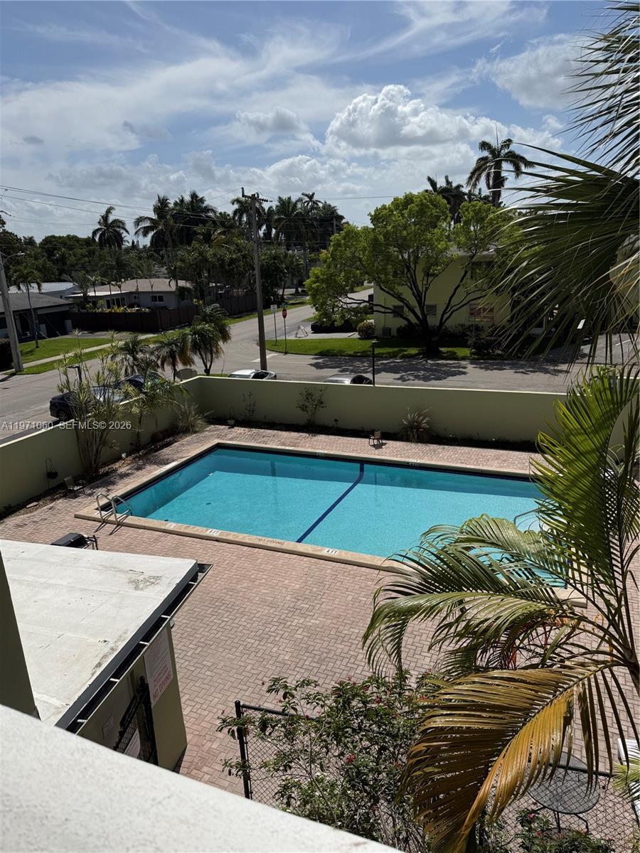 SANTA MONICA CONDOMINIUM - Residential