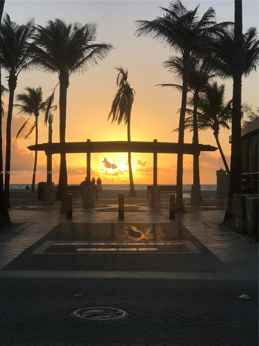 SANTA MONICA CONDOMINIUM - Residential