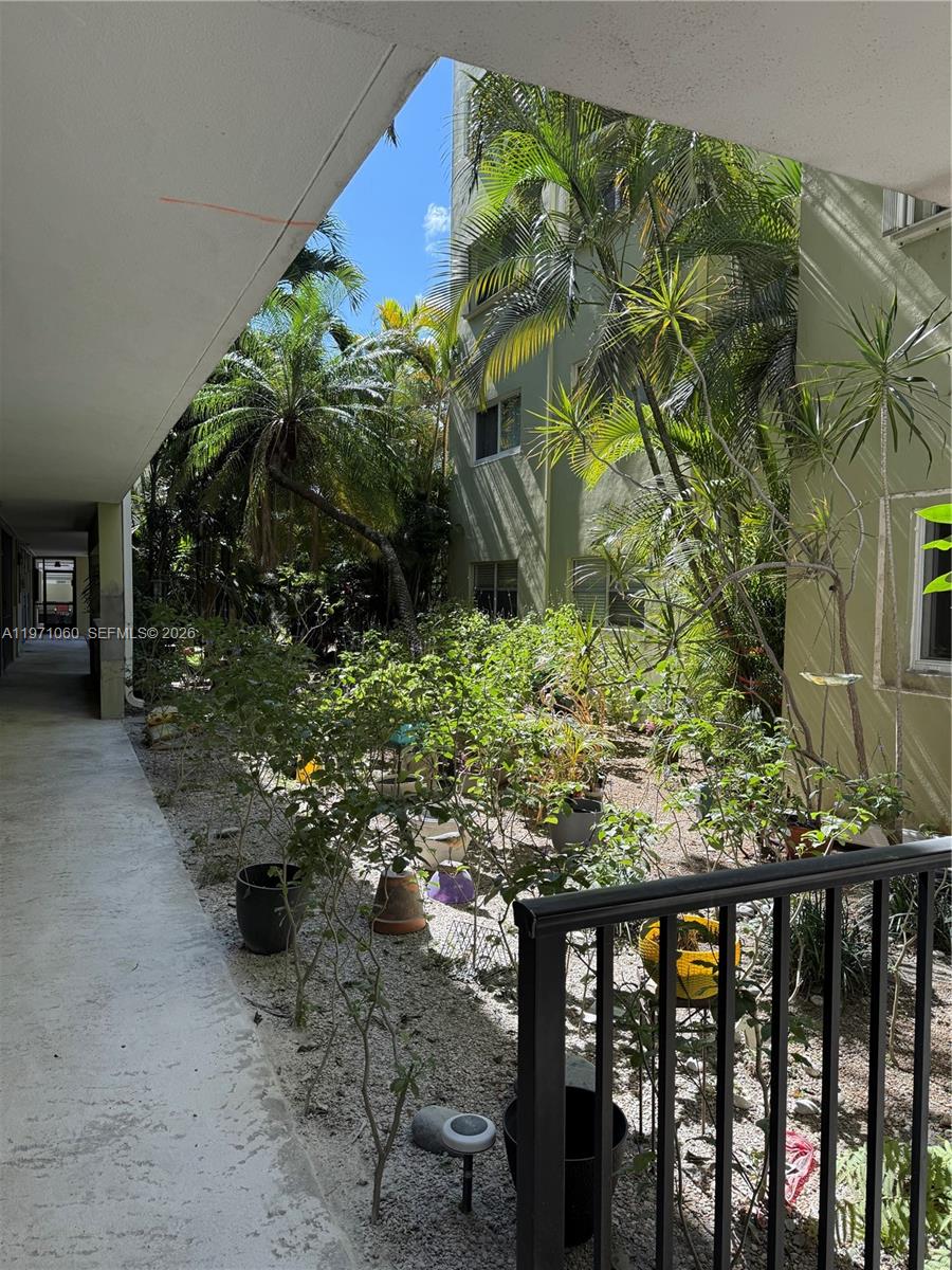 SANTA MONICA CONDOMINIUM - Residential