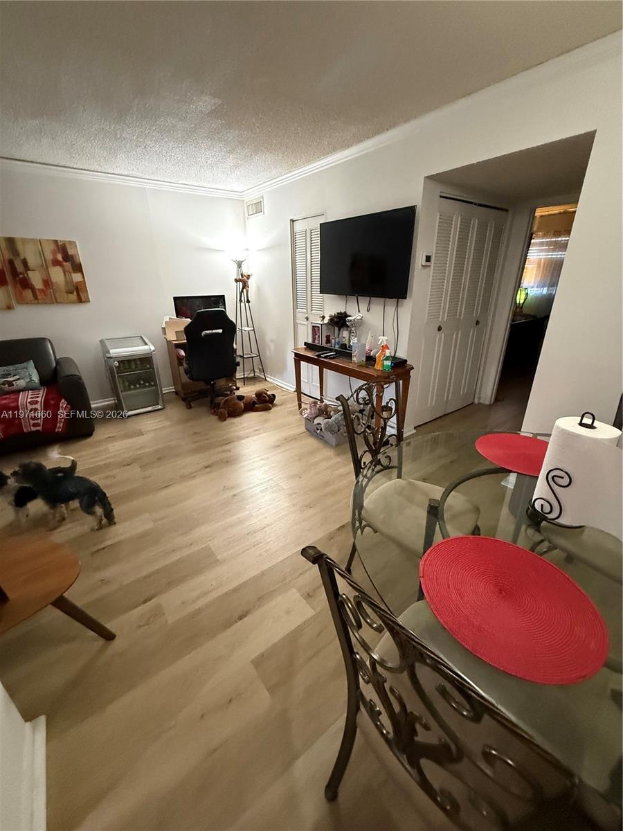 SANTA MONICA CONDOMINIUM - Residential