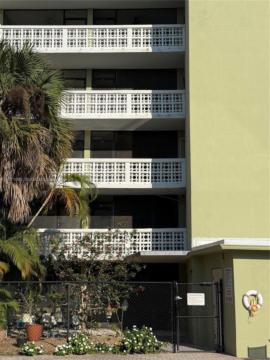 SANTA MONICA CONDOMINIUM - Residential