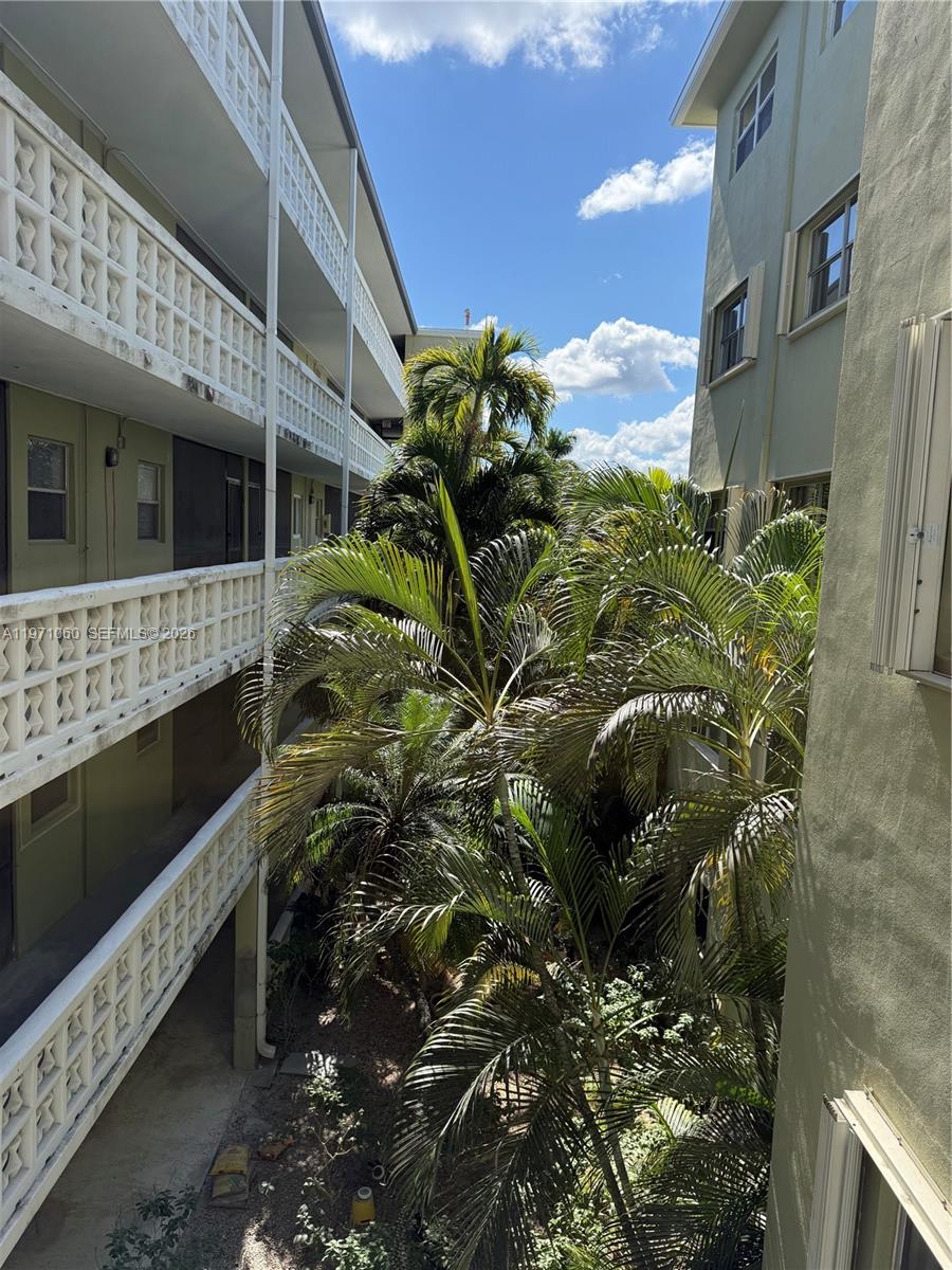 SANTA MONICA CONDOMINIUM - Residential