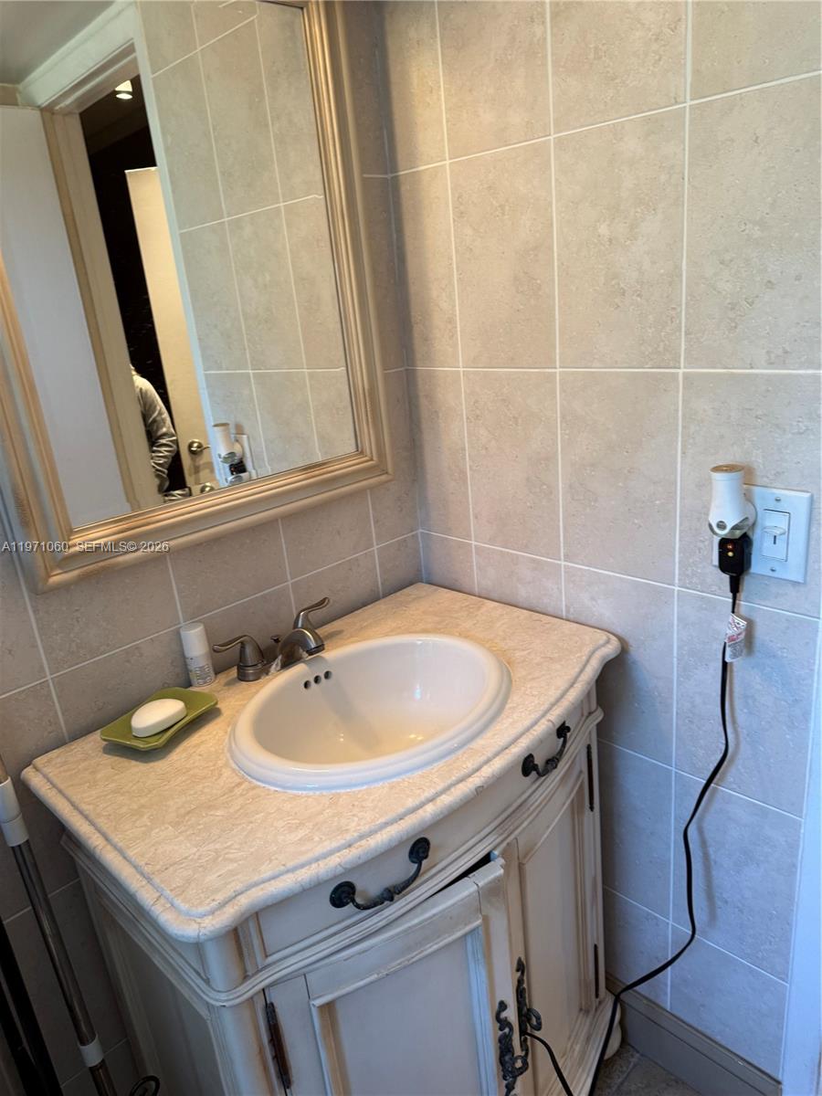 SANTA MONICA CONDOMINIUM - Residential