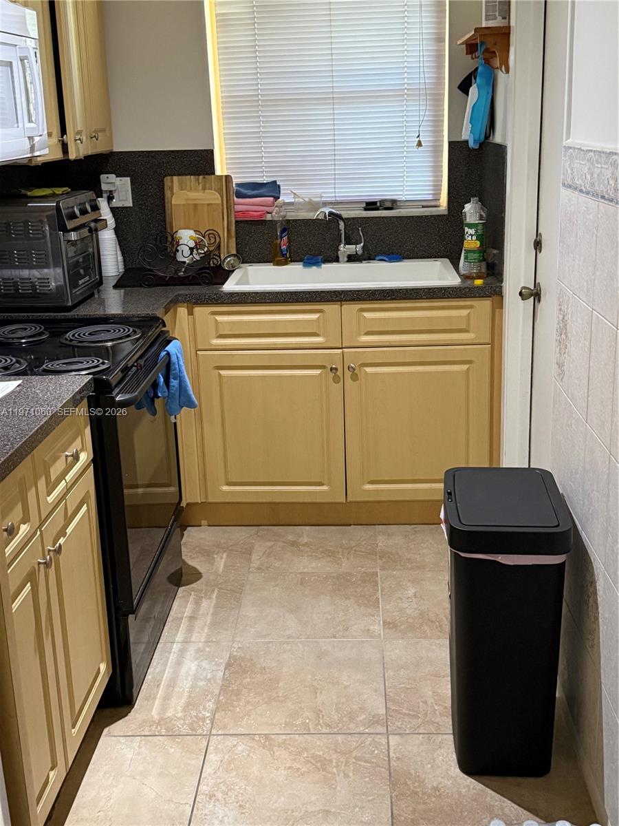 SANTA MONICA CONDOMINIUM - Residential