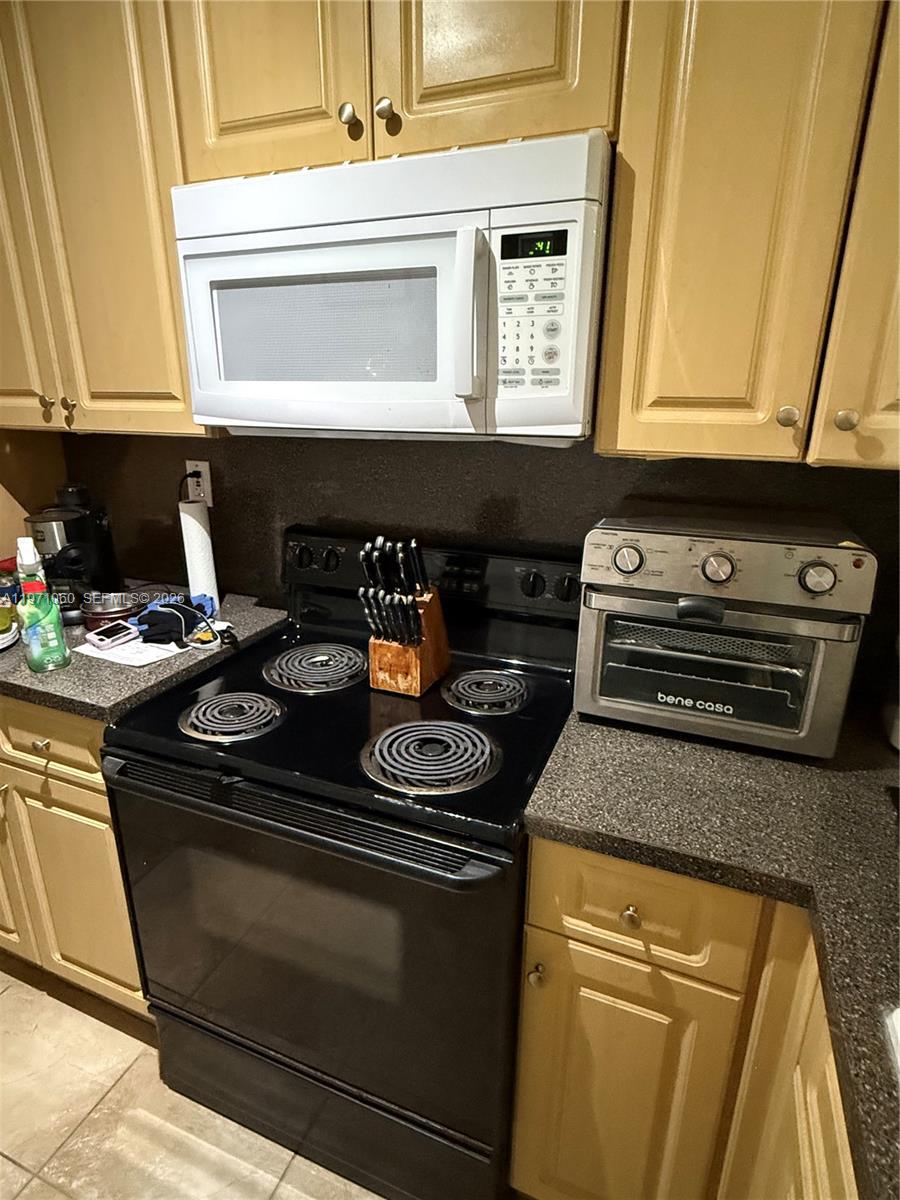 SANTA MONICA CONDOMINIUM - Residential