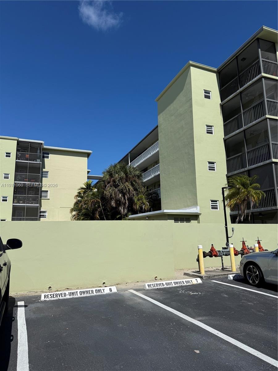 SANTA MONICA CONDOMINIUM - Residential