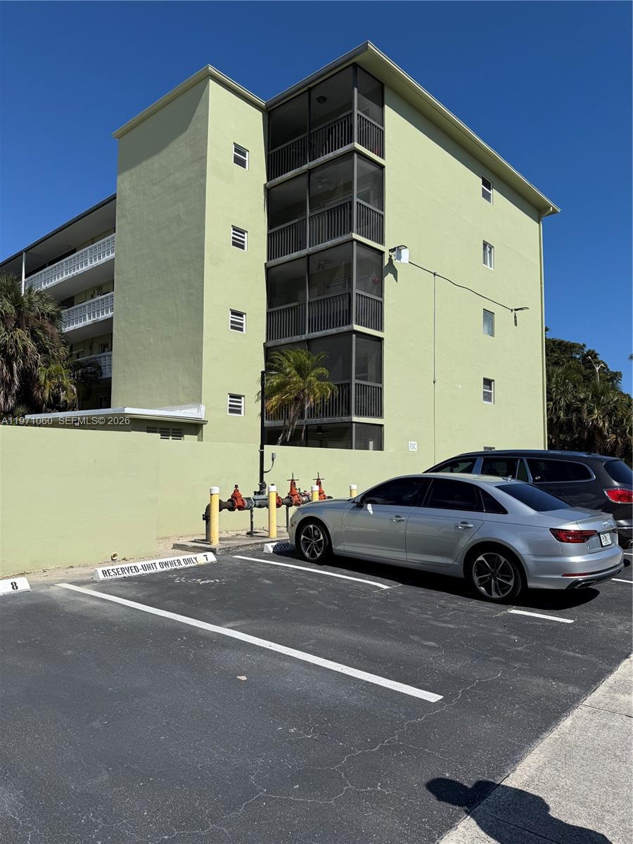 SANTA MONICA CONDOMINIUM - Residential